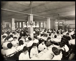 Donne sedute per un pasto nella sala da pranzo della Metropolitan Life Insurance Co. a 23rd Street e Madison Avenue, New York, 1907